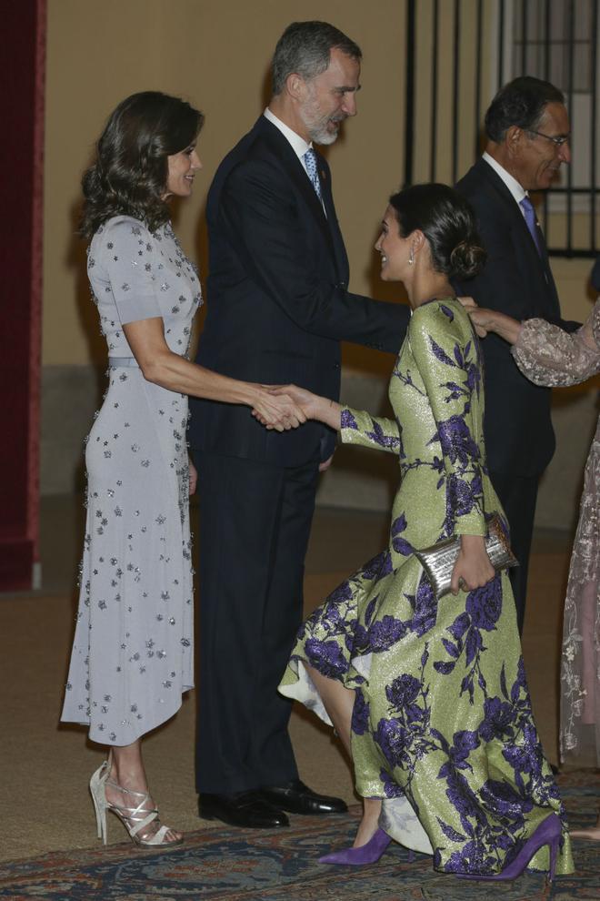 Alessandra de Osma saluda a Doña Letizia en una recepción en el Palacio Real de El Pardo