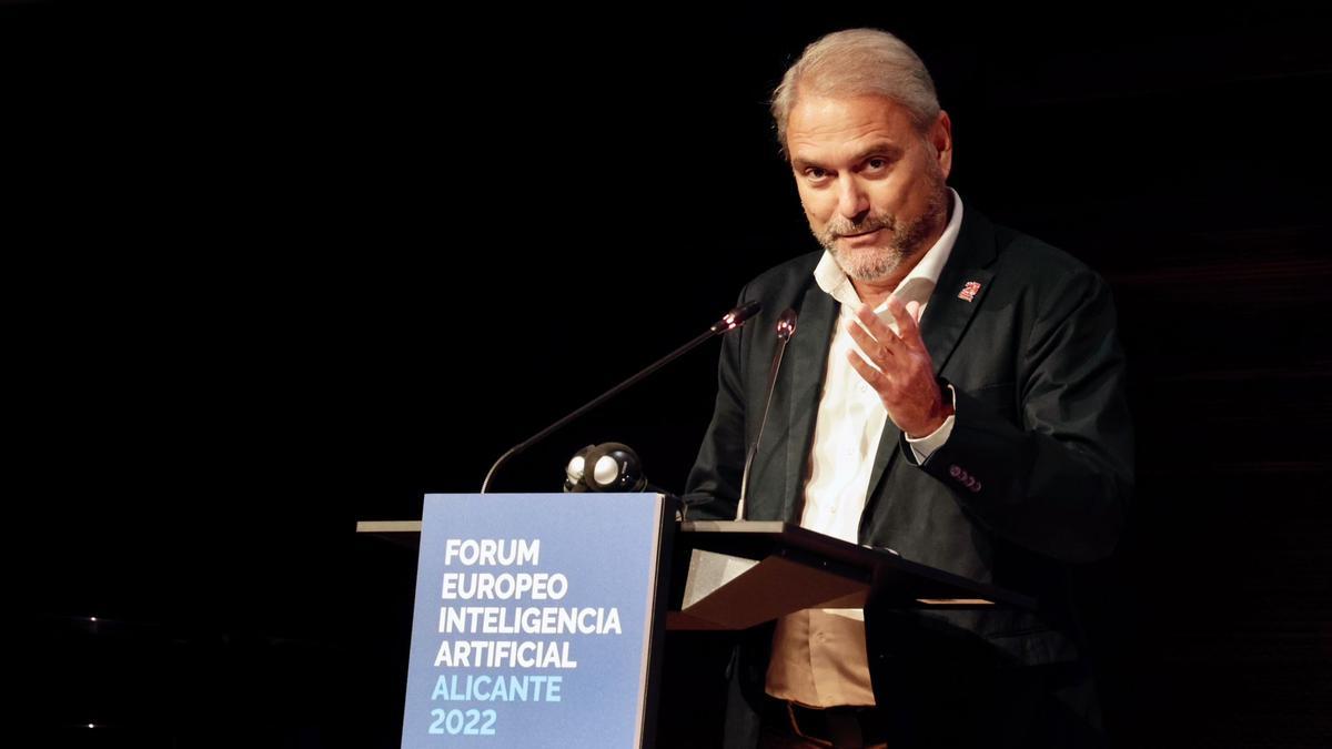 El rector de la Universidad Miguel Hernández, Juan José Ruiz.