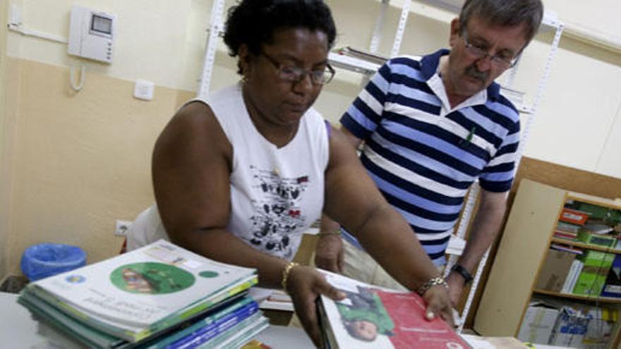 Dos padres, en un &#039;banco&#039; de libros de texto.