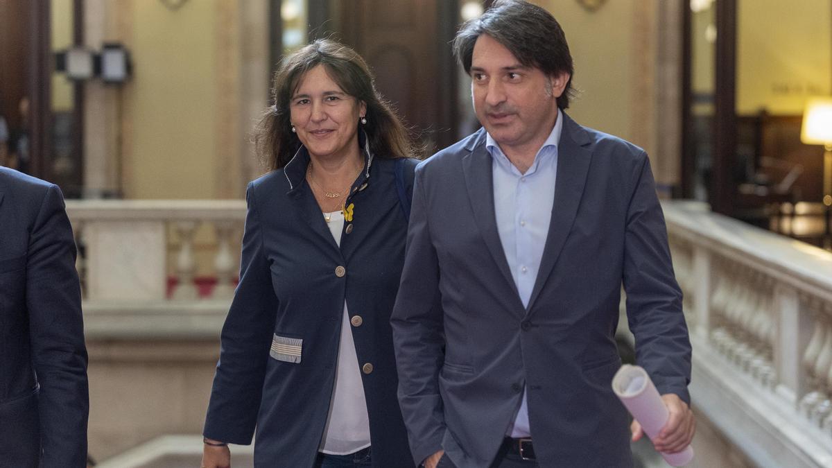 Francesc de Dalmases con Laura Borràs, en el Parlament