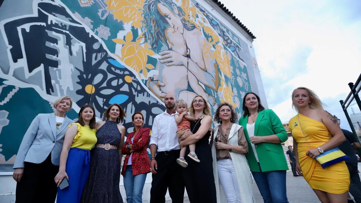 El dúo artístico Korobkov inaugura en Córdoba un mural como alegato a la esperanza de Ucrania.