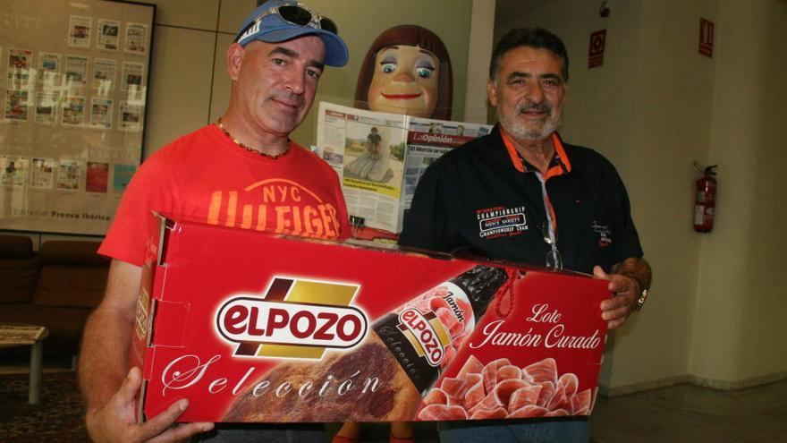 Juan Ruiz Real posa con una pieza de jamón curado Bodega ElPozo, acompañado de su sobrino Pepe.