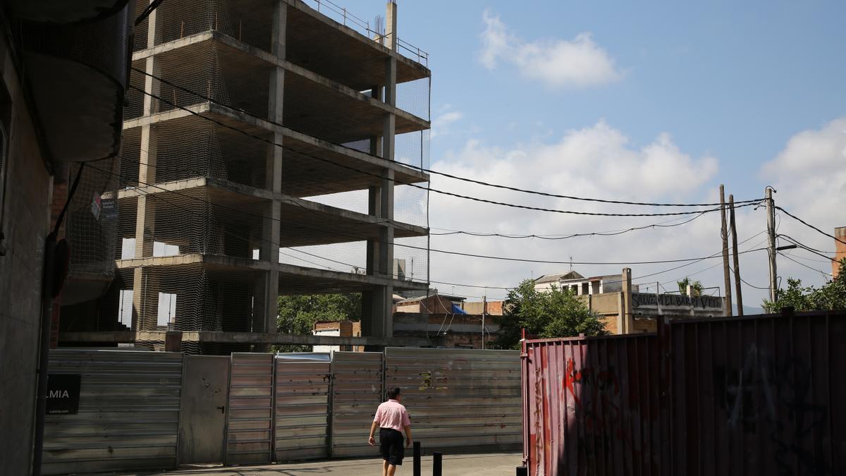 Intersección de la zona afectada por el PERI, desde donde se divisa el edificio de 12 plantas a medio construir.