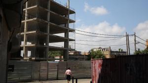 Intersección de la zona afectada por el PERI, desde donde se divisa el edificio de 12 plantas a medio construir.