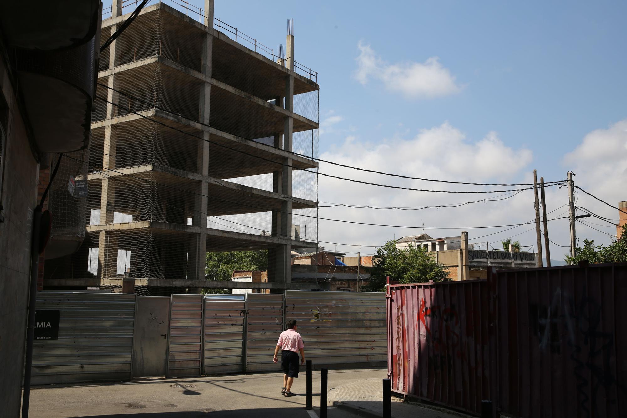 Intersección de la zona afectada por el PERI, desde donde se divisa el edificio de 12 plantas a medio construir.