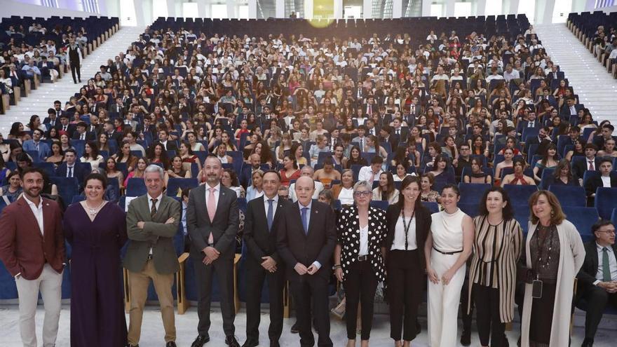 La universidad pública asturiana se reivindica orgullosa, a pocos meses del desembarco de la privada, en la graduación de la Facultad de Medicina y Ciencias de la Salud