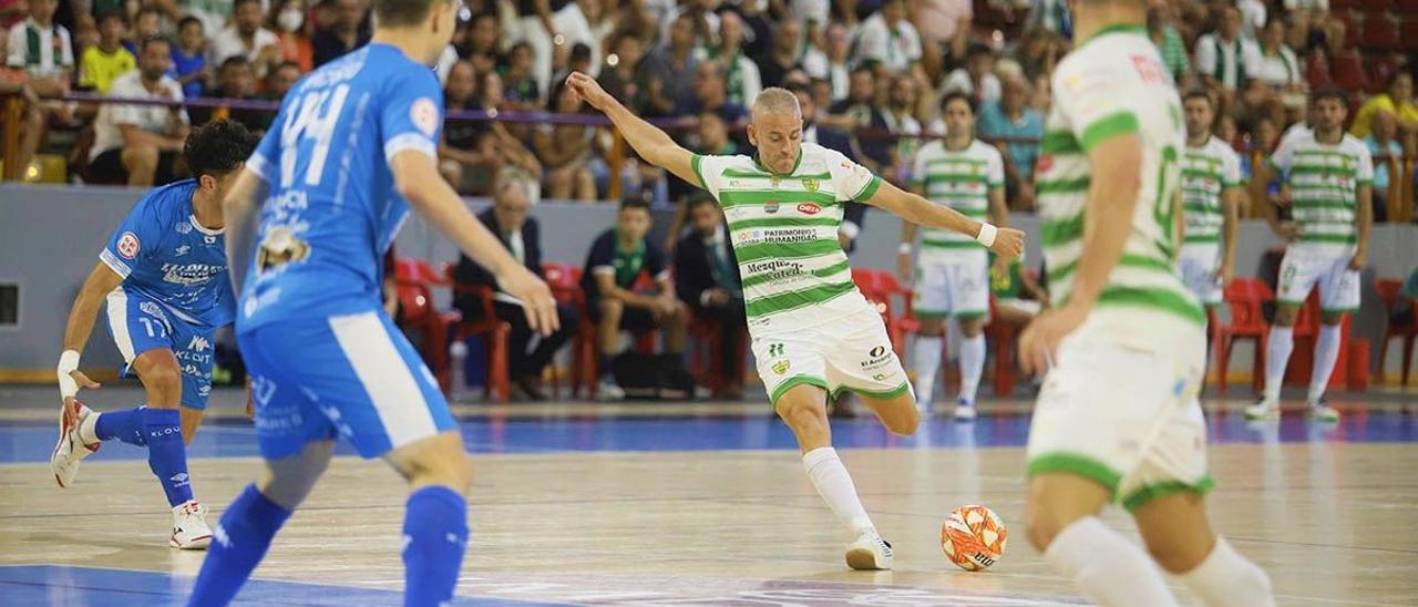 Miguelín ensaya el dispara durante un lance del pasado encuentro ante el Noia en Vista Alegre.