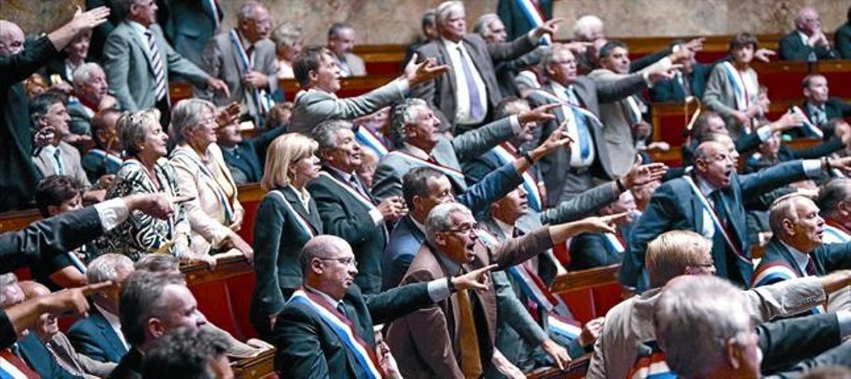 Protestes dels diputats francesos ahir a la sessió de l’Assemblea Nacional en què es va aprovar la reforma de les pensions.