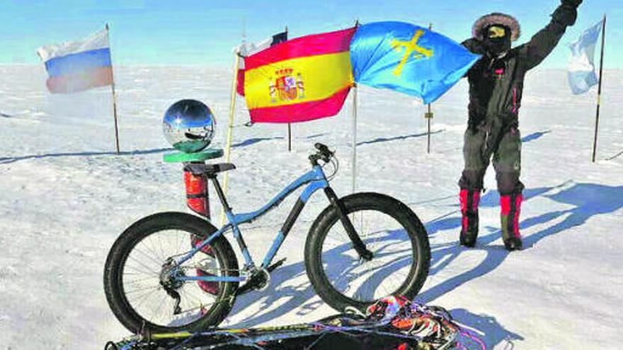 Juan Menéndez Granados, con las banderas de Asturias y España, junto a su bicicleta y la &quot;pulka&quot;, en el Polo Sur, el sábado día 18.