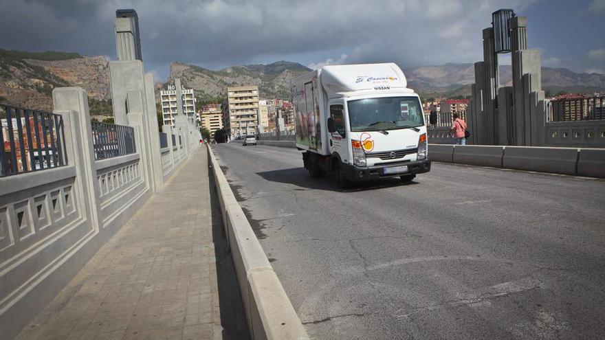 El color de la pasarela del puente genera polémica en Alcoy