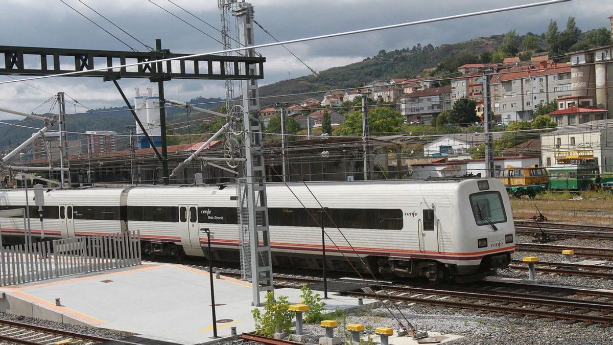 Uno de los trenes que realiza la ruta regional, en la estación de Ourense.