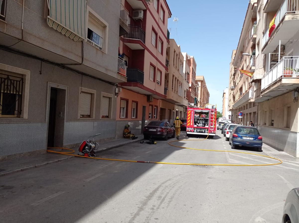 Un camión de los bomberos en la calle donde se produjo el incendio de la vivienda.