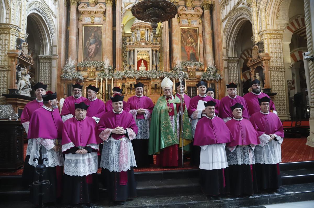El obispo de Córdoba, con el nuevo deán-presidente y el resto de canónigos de la Catedral.