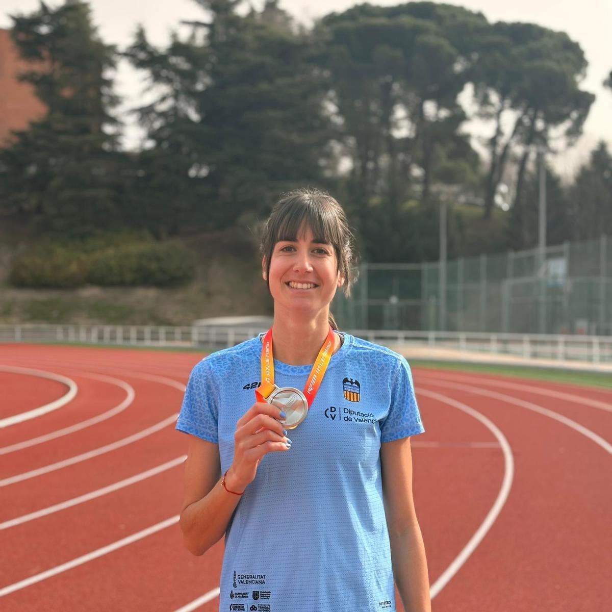 Beatriz Álvarez, con su medalla ayer en la Blume.