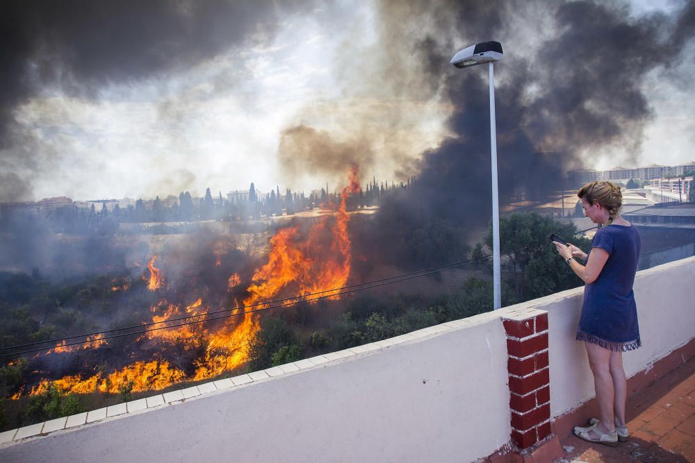 Incendio junto al cementerio de Castelló