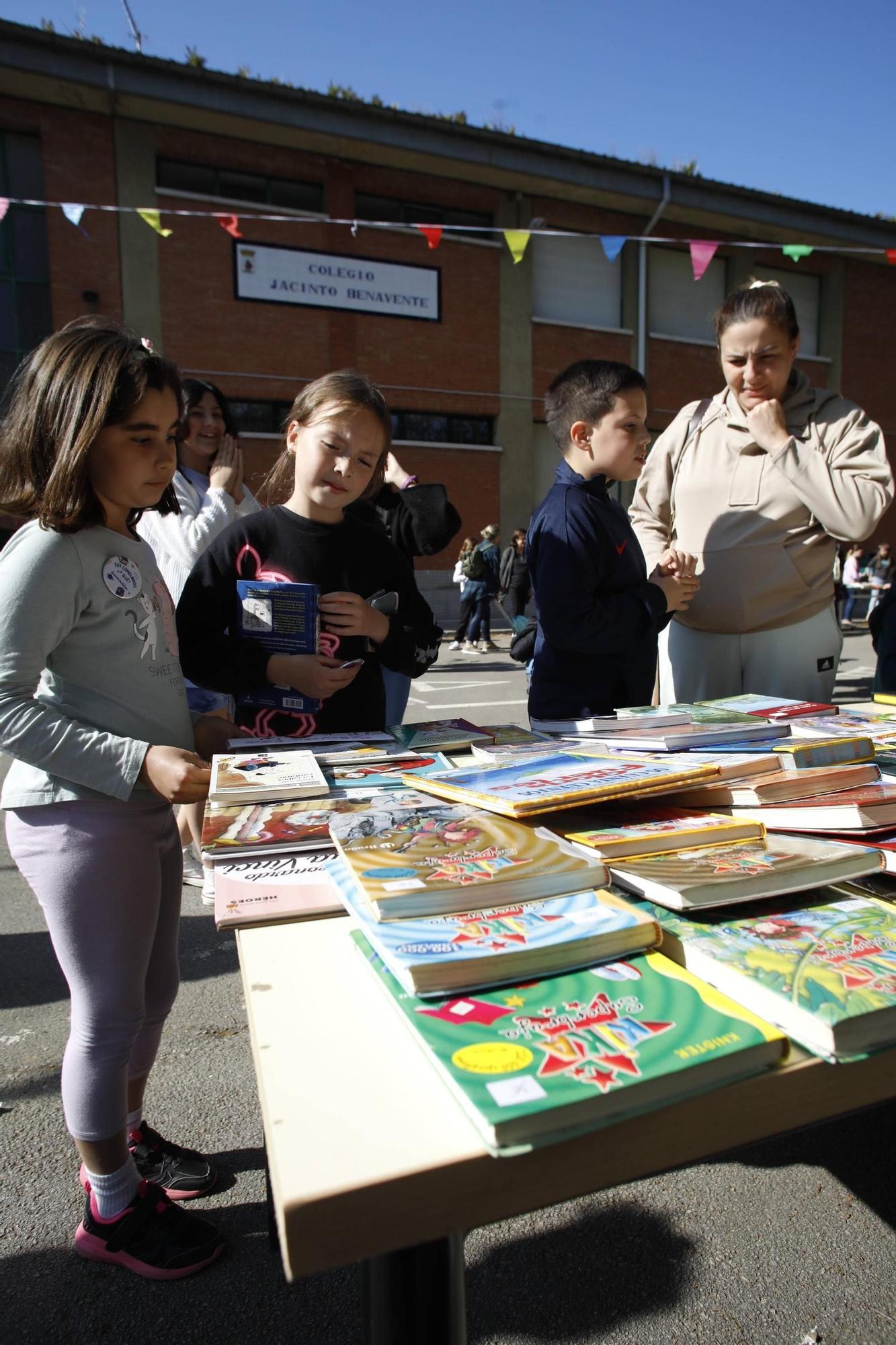 En imágenes: El colegio Jacinto Benavente disfruta de su primera feria del libro