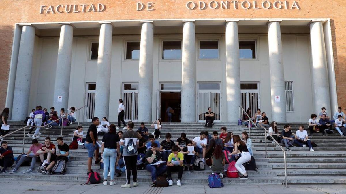 Archivo - Alumnos delante de la facultad de Odontología de la Universidad Complutense de Madrid (UCM).