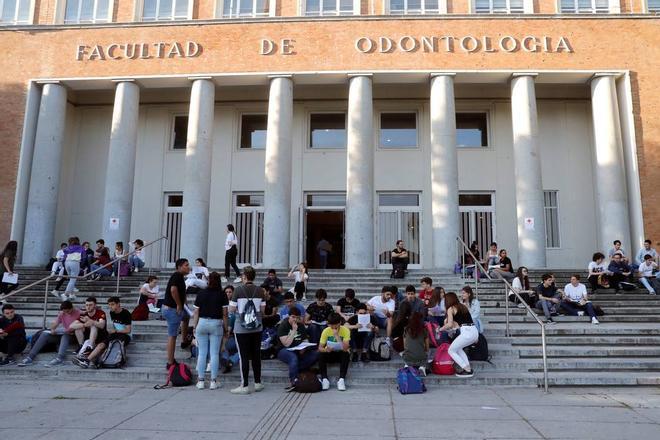 Archivo - Alumnos delante de la facultad de Odontología de la Universidad Complutense de Madrid (UCM).