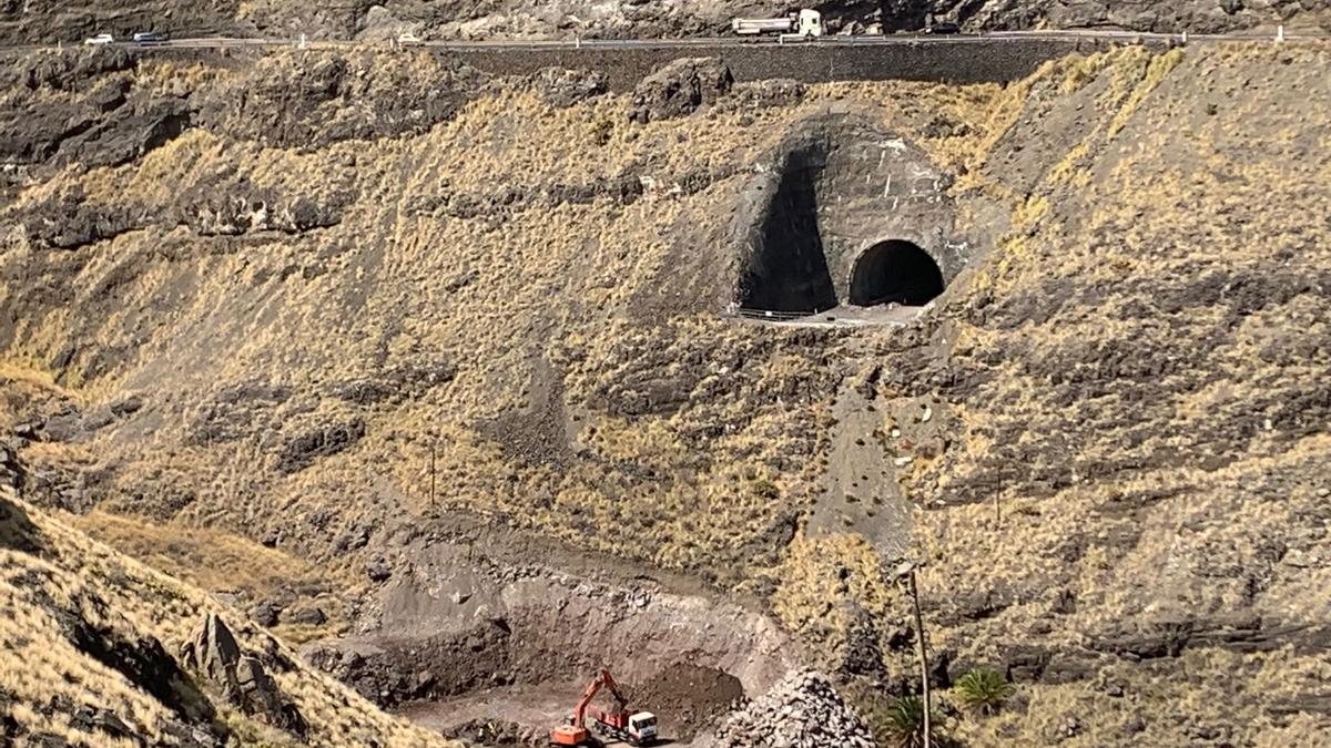 Salida de uno de los túneles, en obras.
