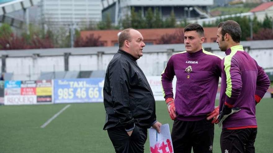 Manolo Simón conversa con Lucas y Davo Armengol durante un entrenamiento.