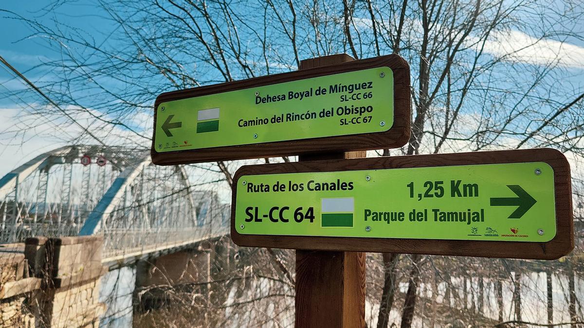Indicadores informativos sobre algunas de las rutas que se pueden realizar en Coria.