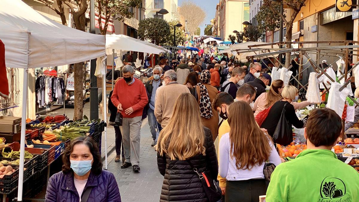 Buen ambiente en el mercado de Palafrugell, la mañana del domingo