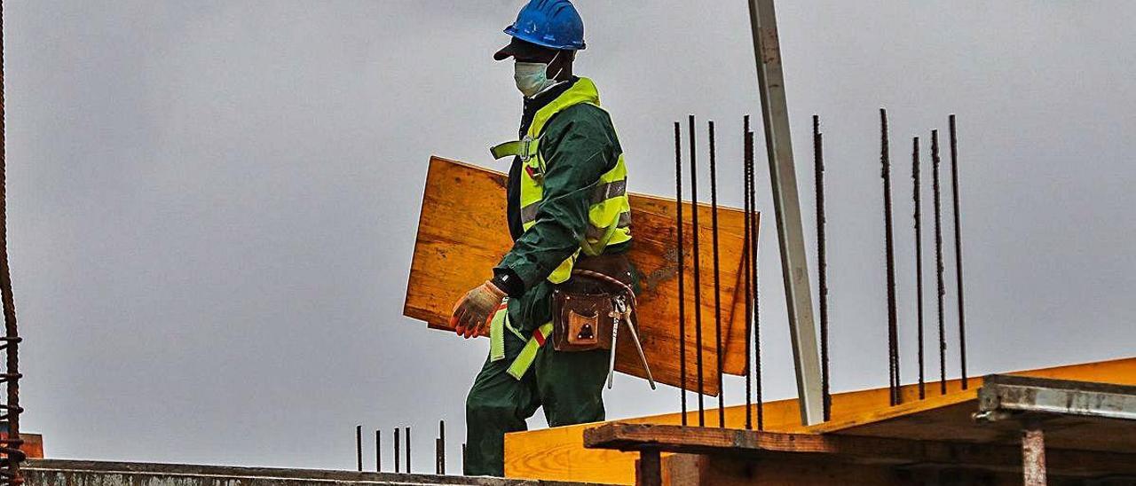 Imagen de archivo de un obrero de la construcción en una obra el pasado mes de marzo.