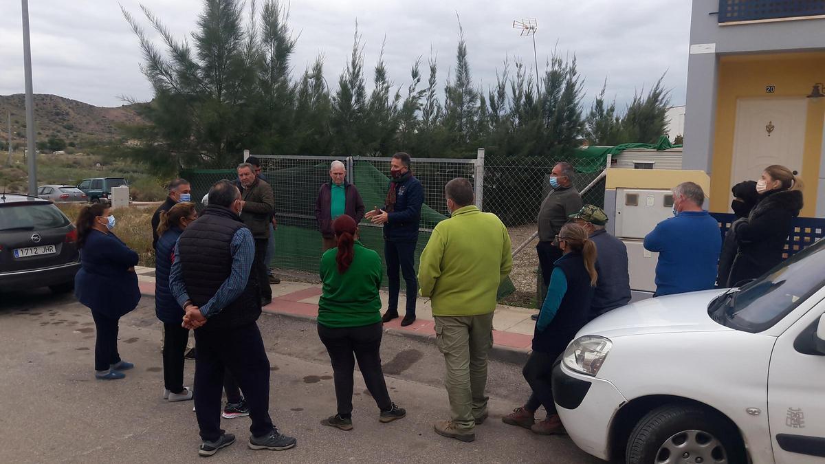 Fulgencio Gil con los vecinos de Ramonete donde se pretende construir la mezquita.