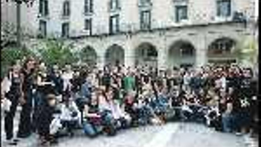 Foto de

 familia de las representantes de las Hogueras en la Plaza del Ayuntamiento de Alicante antes de partir a Murcia, y un momento de la llegada al hotel de la ciudad vecina