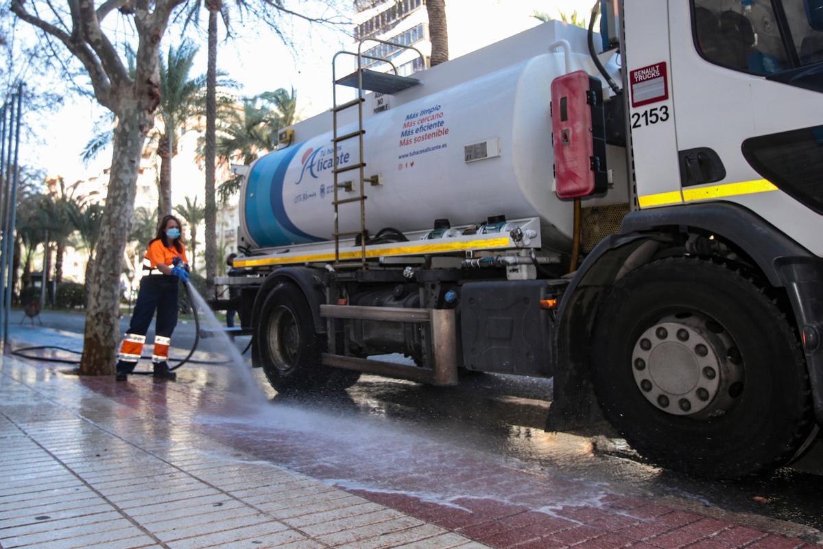 Baldeo exprés en Alicante para limpiar la lluvia de barro Baldeo exprés en Alicante para limpiar la lluvia de barro