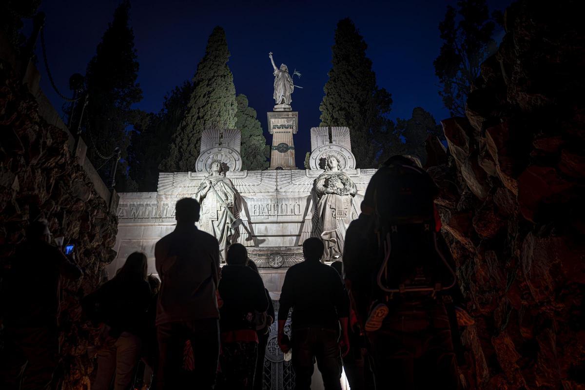 De noche entre tumbas en el cementerio de Montjuïc, el mayor de Barcelona