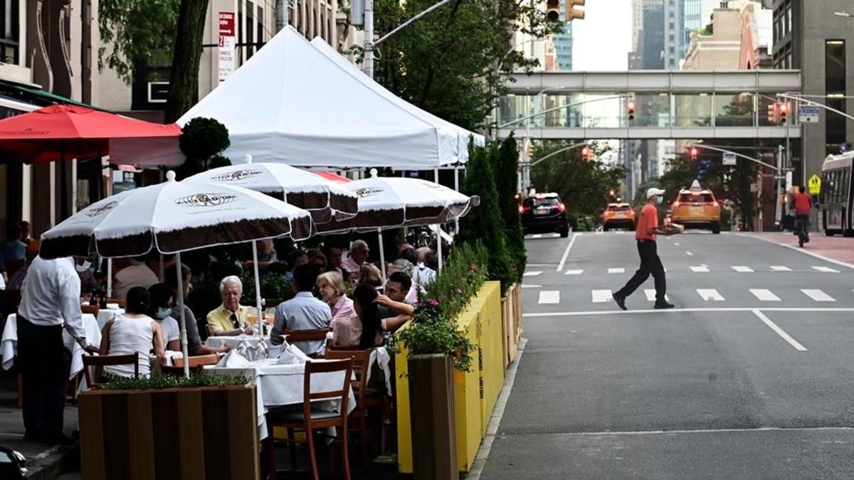 Gente comiendo en un restaurante de Manhattan.