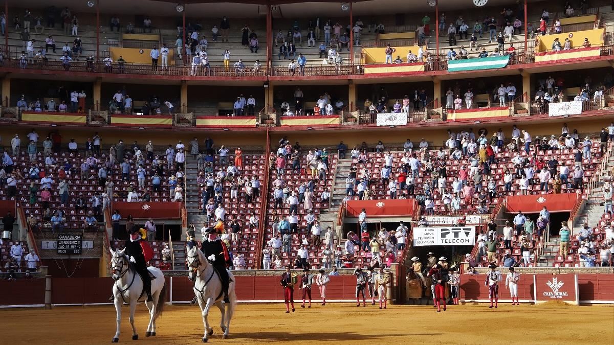 Paseíllo en una de las corridas de toros de la Feria de Mayo 2021 en el coso de Los Califas, en Córdoba.