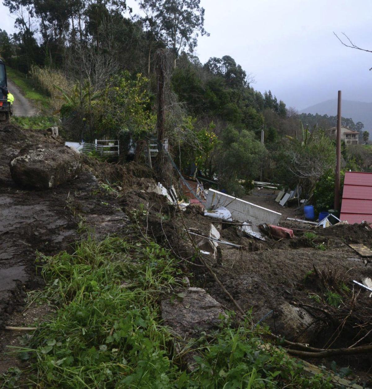 La casa afectada seguía ayer cubierta por la avalancha. | GONZALO NÚÑEZ