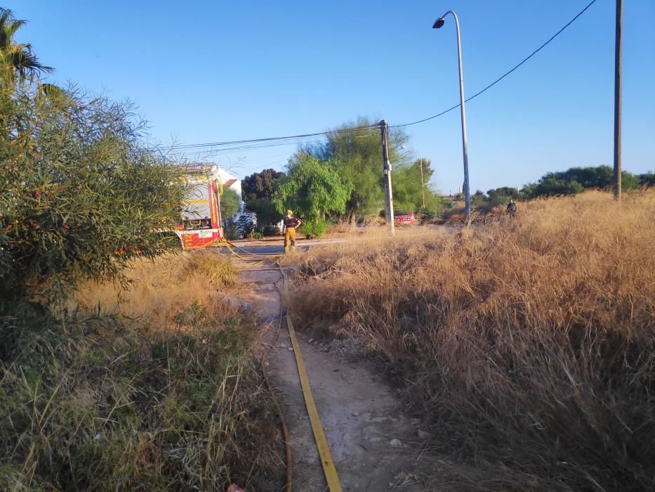 Los bomberos de Torrevieja trabajan en la extinción del incendio del edificio que costó 1,5 millones de dinero público y que lleva abandonado una década