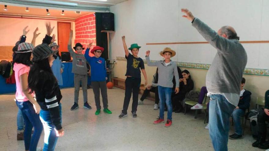 Alumnos de sexto del colegio Verdeamor ensayan junto a Esteban González (a la derecha).