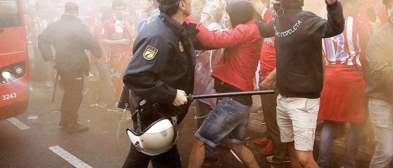 Control policial a la llegada del autobús del Sporting a El Molinón el día del derbi asturiano.