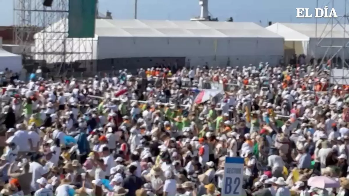Los Sabandeños ponen el acento canario en la espera del papa León XIV
