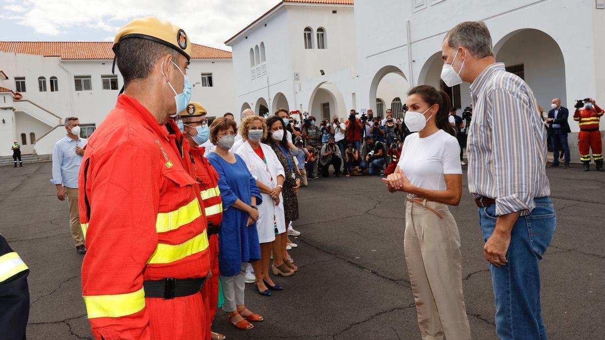 Los Reyes visitan el acuartelamiento del Fuerte donde se encuentran parte de las personas desalojadas tras la erupción del volcán en La Palma.