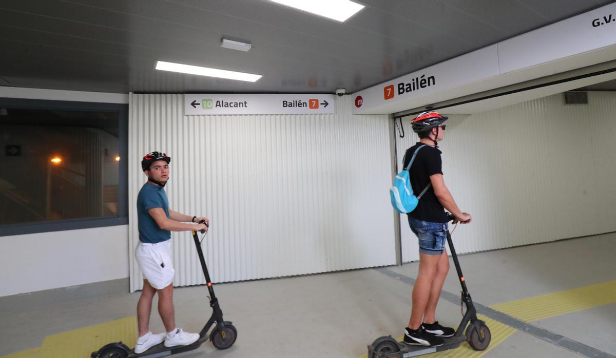 Usuarios del túnel peatonal que conecta las estaciones de Bailén con Alicante