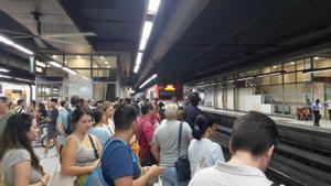 Aglomeración de pasajeros en Sants Estació por la huelga en Rodalies.