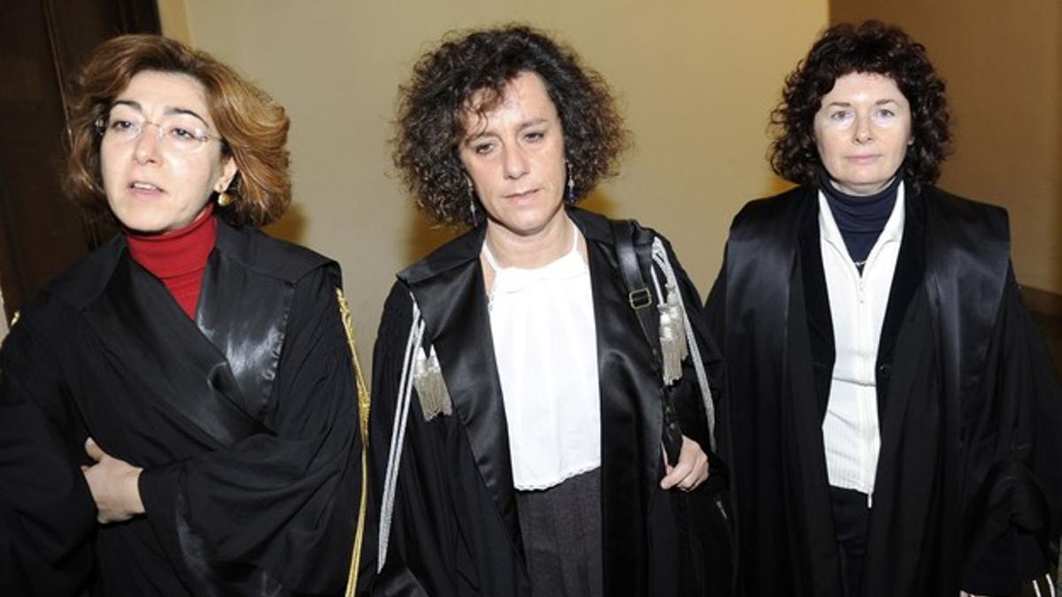 Las juezas Carmen d'Elia, Giulia Turri y Orsolina De Cristofaro (de izquierda a derecha), que se ocuparán del 'caso Ruby'.