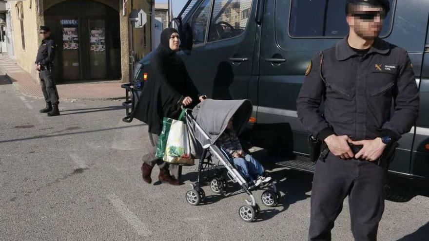 Cien agentes de la Guardia Civil toman Roquetas