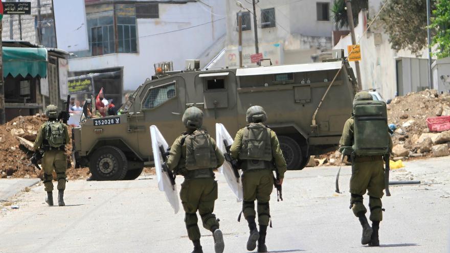 Militares israelíes matan a tiros a dos palestinos