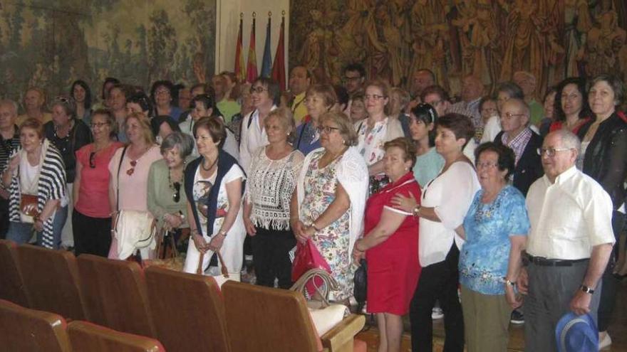 Voluntarios de la Asociación contra el Cáncer posan en una foto de familia en el Ayuntamiento. Foto