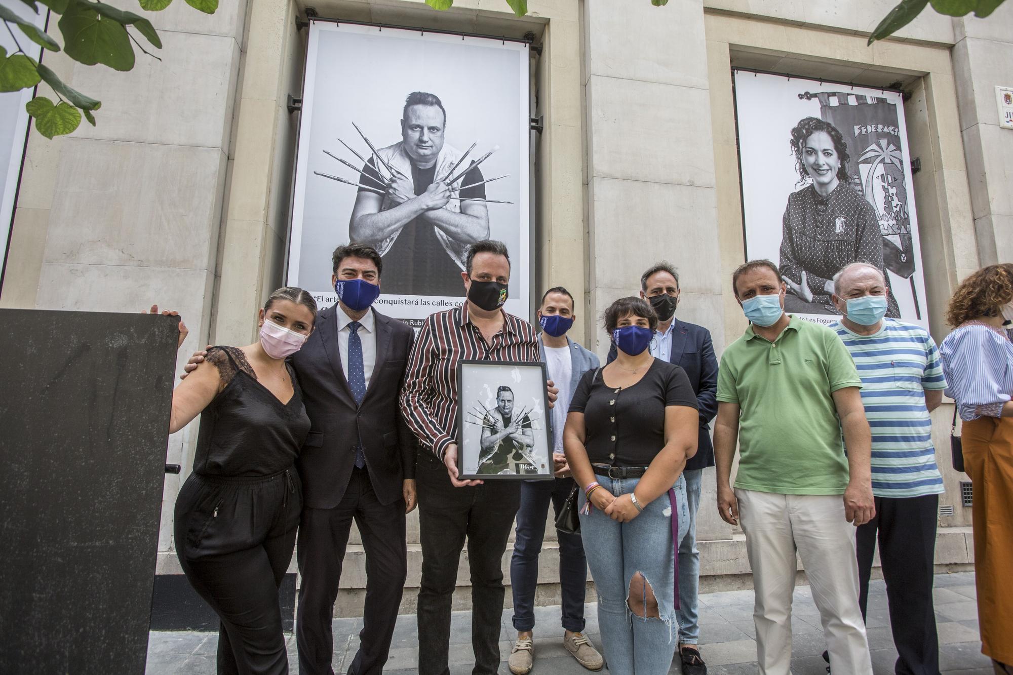 Homenaje a trece profesionales de las Hogueras en la muestra fotográfica "Referentes"