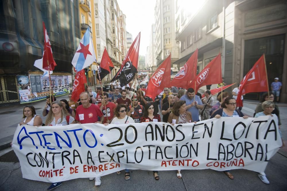 Unas 300 personas se manifiestan en apoyo a los trabajadores del centro coruñés, que realizarán una huelga de 24 horas el lunes