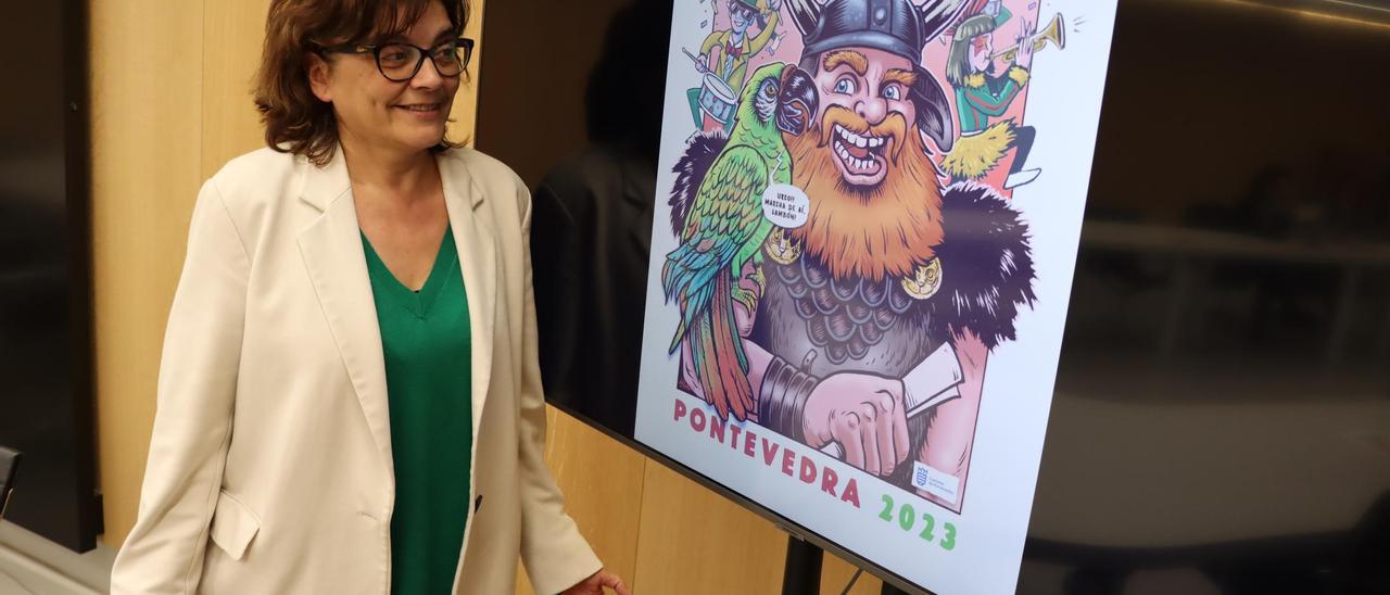 La concejala de Festas, Carme da Silva, con el cartel del Entroido 2023, obra del ilustrador Santiago Paredes