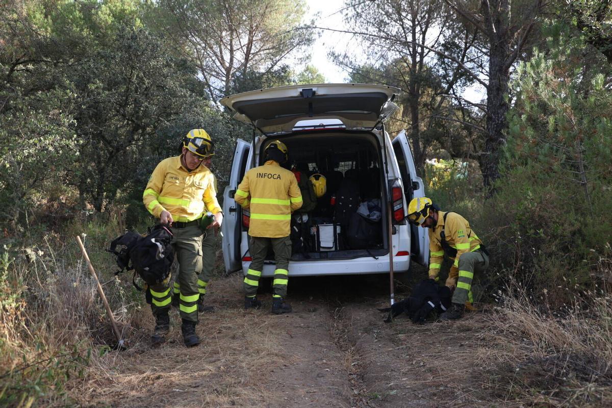 El Infoca trabaja en la extinción del incendio de Las Jaras en la sierra de Córdoba