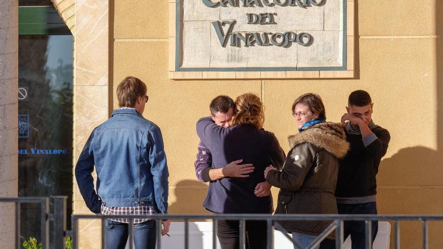 Gestos de dolor a la llegada de los restos mortales de la víctima